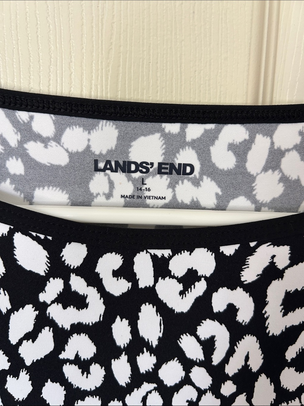Black & White Leopard Print Rash Guard - Picture 2 of 3